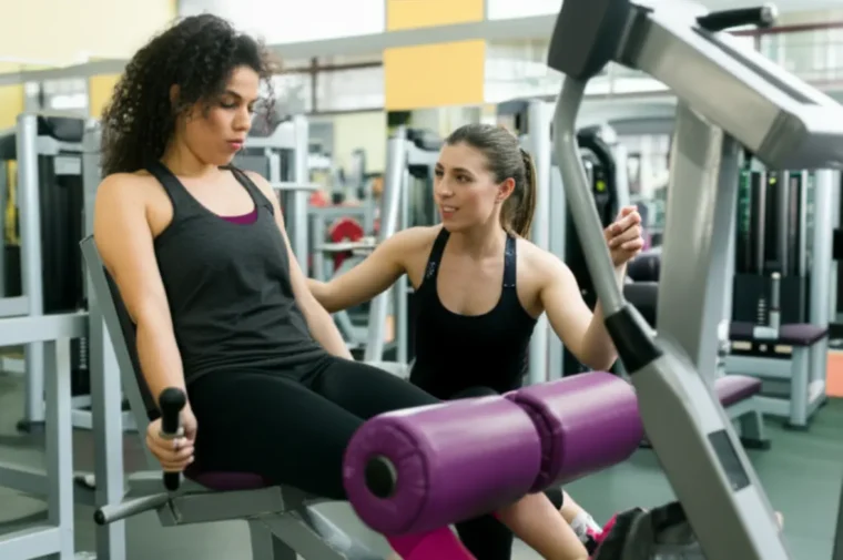 Meu Primeiro Dia na Academia! 7 Dicas Essenciais para Vencer o Medo 2 Instrutora orienta aluna no primeiro treino guiado