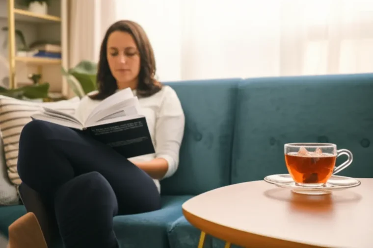 Mulher sorrindo, conexão entre mente e corpo saudável.