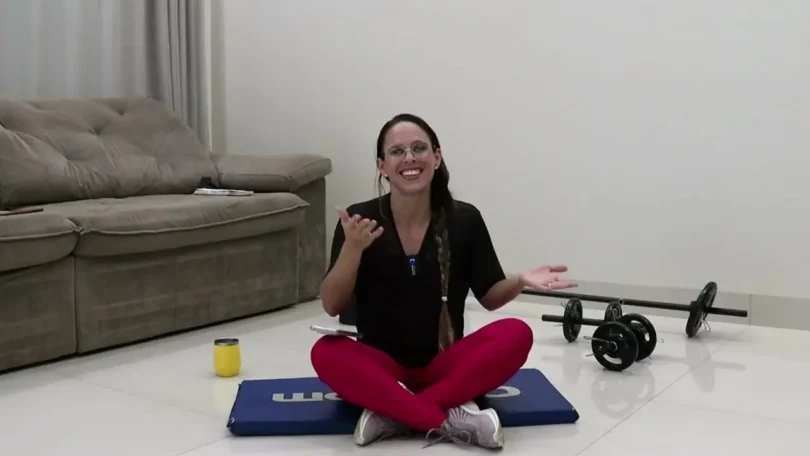 Pessoa treinando em casa com foco