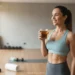 Mulher ativa e feliz praticando jejum intermitente.