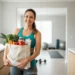Mulher com lista de compras fit para iniciantes