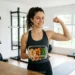 Mulher em forma com refeição saudável, simbolizando o que é bulking limpo (mulher)