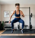 Mulher fazendo treino HIIT em casa com foco