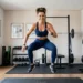 Mulher fazendo treino HIIT em casa com foco