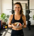 Mulher comendo pós-treino para emagrecer