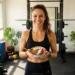 Mulher comendo pós-treino para emagrecer