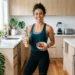 Mulher sorrindo com shake e refeição pós-treino